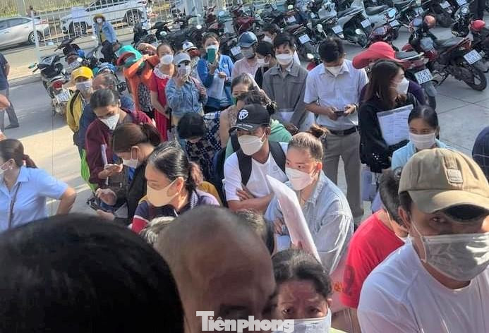 Hình ảnh chia sẻ trên mạng xã hội cảnh người xếp hàng chờ làm thủ tục đất đai Hình ảnh chia sẻ trên mạng xã hội cảnh người xếp hàng chờ làm thủ tục đất đai