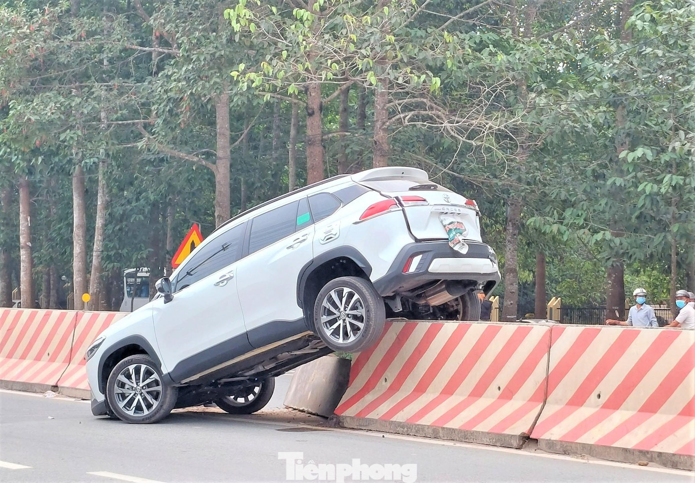 Chiếc ô tô lao lên dải phân cách giữa đường