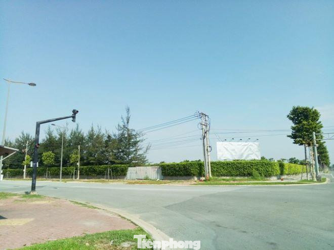 Khu đất 145ha làm 2 sân golf được tách ra bằng một đường nhựa.