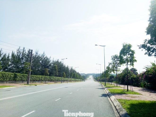 Con đường chia cắt giữa hai sân golf