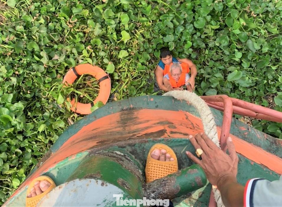 Cụ ông được giải cứu Cụ ông được giải cứu