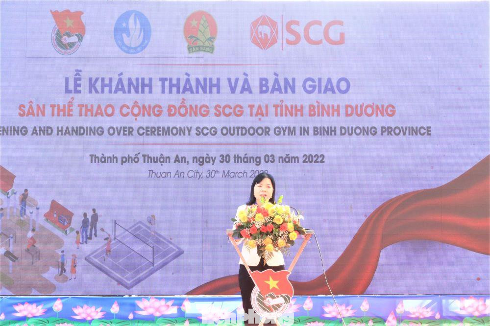 Chị Nguyễn Thị Ngọc Xuân phát biểu tại lễ khánh thành Chị Nguyễn Thị Ngọc Xuân phát biểu tại lễ khánh thành