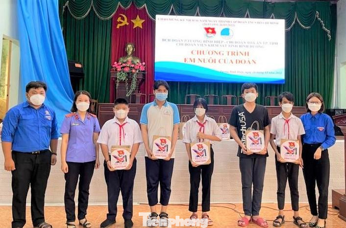 Các em học sinh có hoàn cảnh khó khăn học tập tốt được tặng quà