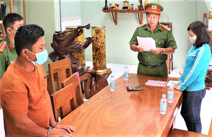 Cơ quan điều tra tống đạt các quyết định tố tụng đối với bị can Ân (áo màu cam).