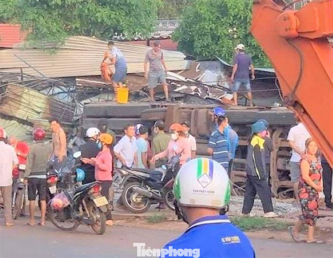 Người dân giải cứu nạn nhân trong vụ tai nạn Người dân giải cứu nạn nhân trong vụ tai nạn