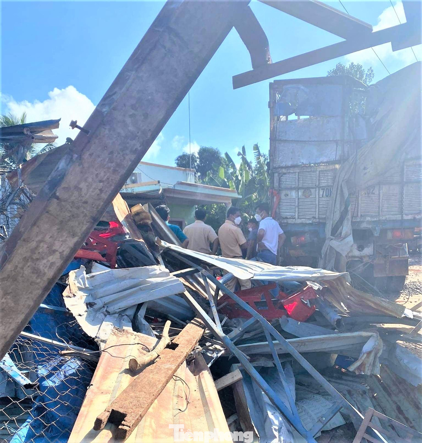 Đống đổ nát sau vụ tai nạn Đống đổ nát sau vụ tai nạn