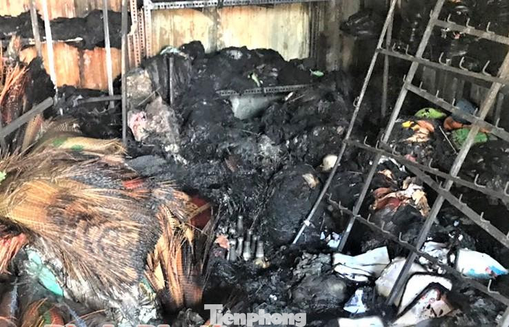 Vụ cháy không gây thiệt hại về người nhưng toàn bộ tài sản trong 64 ki ốt bị thiêu rụi