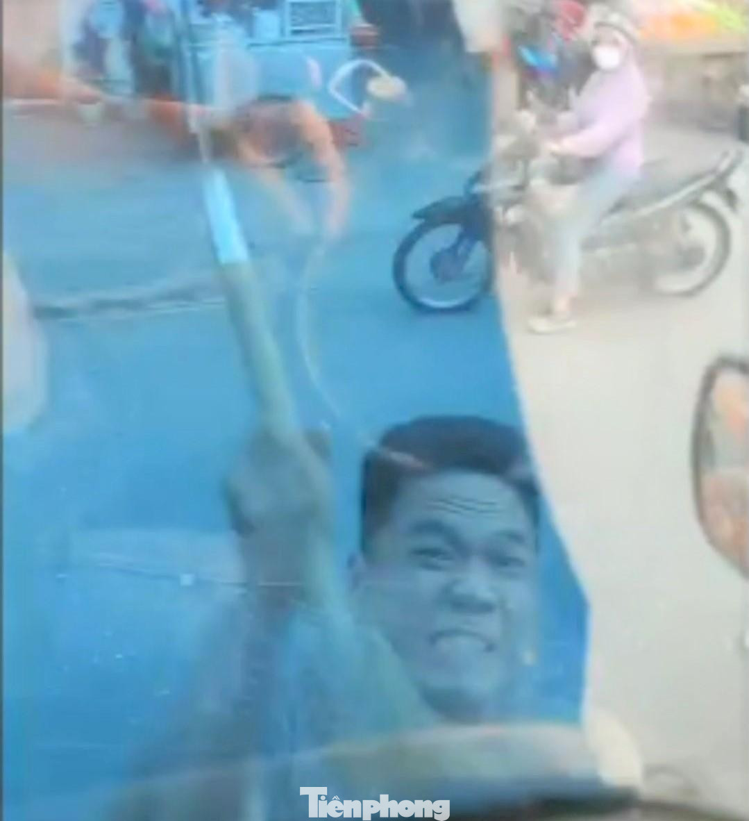 Đối tượng vác rựa chém vào đầu xe tải