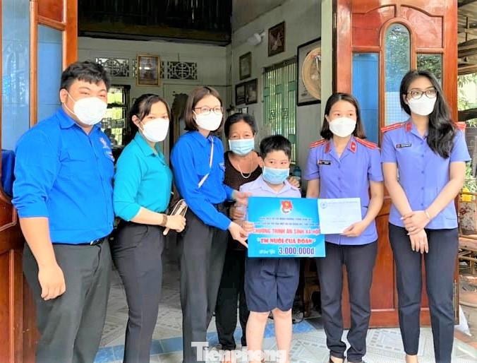 Ban tổ chức nhận nuôi 2 em học sinh có hoàn cảnh khó khăn