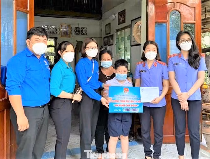 Ban tổ chức nhận nuôi 2 em học sinh có hoàn cảnh khó khăn
