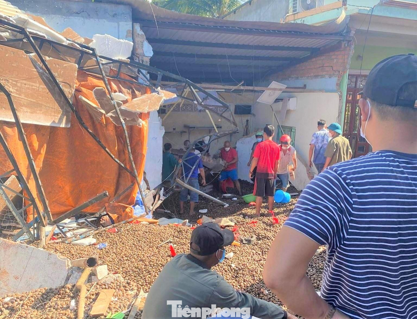 Ngôi nhà bị sập được người dân dọn dẹp lại Ngôi nhà bị sập được người dân dọn dẹp lại