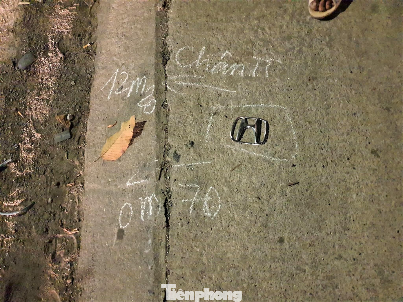 Logo nghi của xe ô tô sót lại tại hiện trường