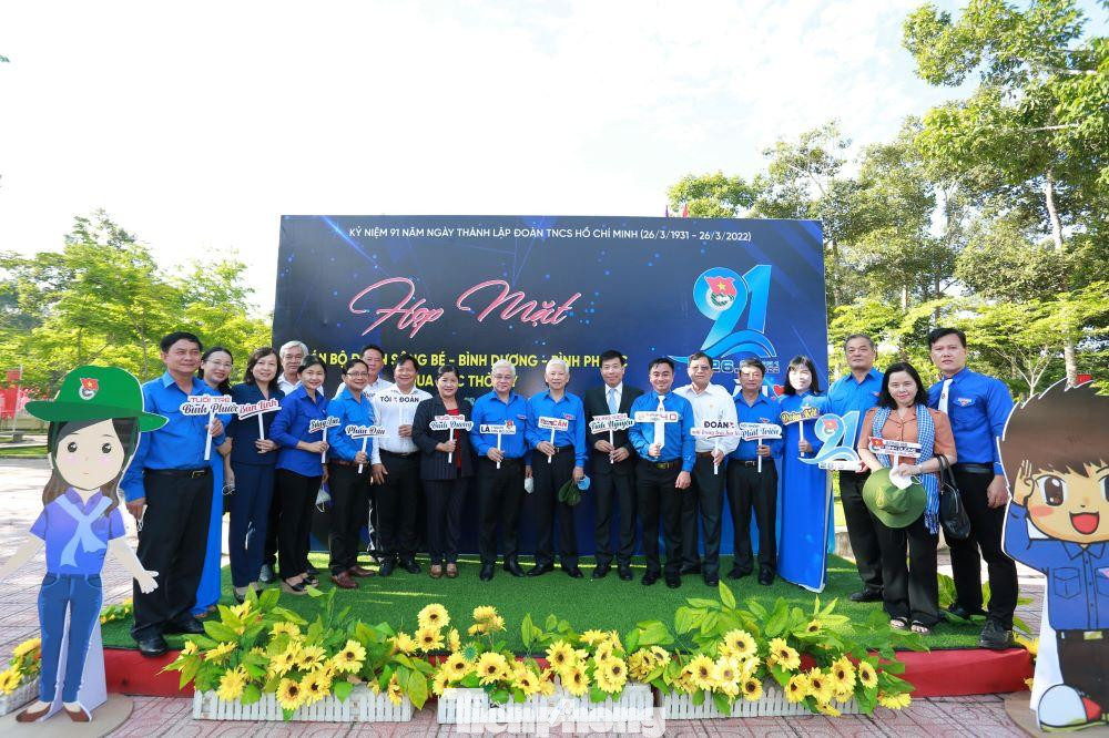 Đoàn đại biểu chụp ảnh lưu niệm tại buổi họp mặt