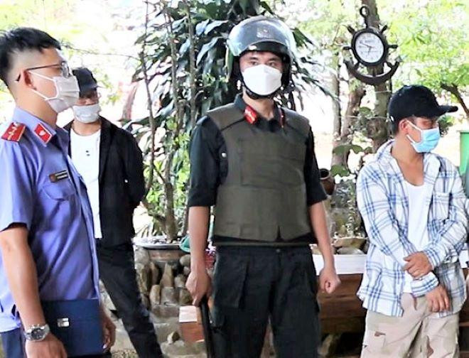 Công an khám xét nhà Thanh (bìa phải)