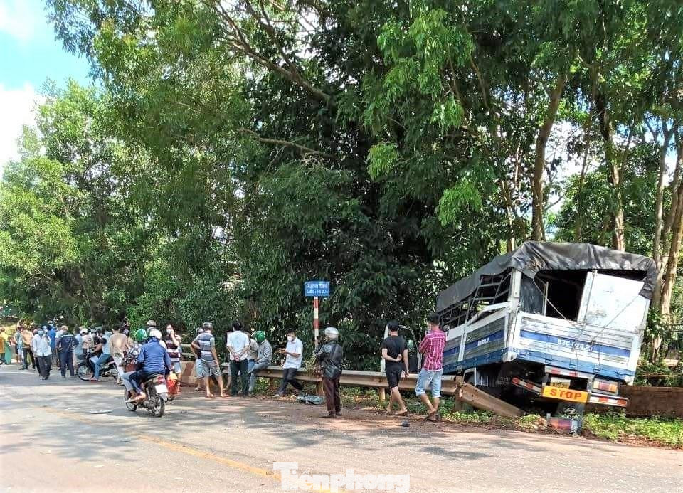 Một xe tải cỡ lớn và hai ô tô bán tải bị hư hỏng nặng phần đầu nằm chắn ngang đường ngay trên cầu, khiến các ô tô không thể lưu thông qua đây. Một xe tải khác nằm bên vệ đường cũng bị hư hỏng. Do các phương tiện bị tai nạn chắn ngang đường nên chỉ có xe máy mới lưu thông qua được.