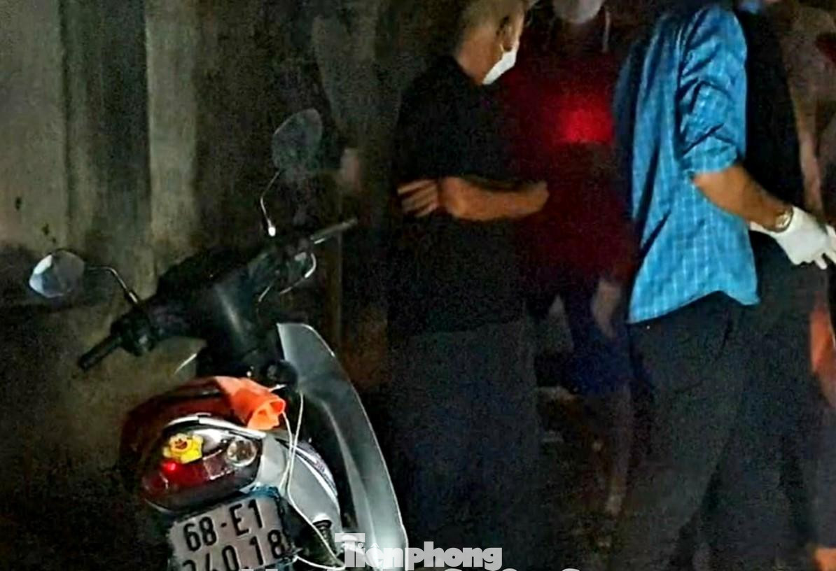 Chiếc xe máy cạnh thi thể nạn nhân