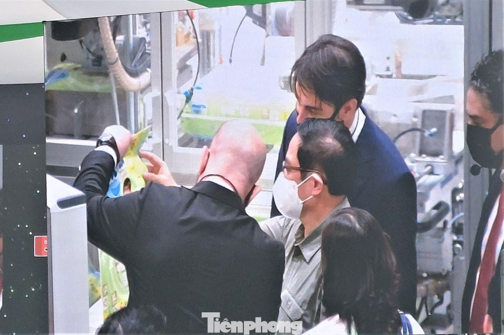 Thủ tướng khảo sát quy trình vận hành của nhà máy