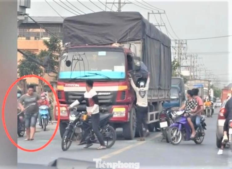 Một đối tượng cầm rựa chém vào cabin xe tải