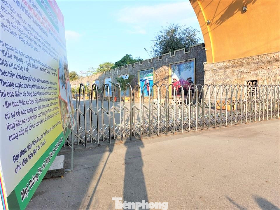 Cổng chính Khu du lịch Đại Nam đóng cửa
