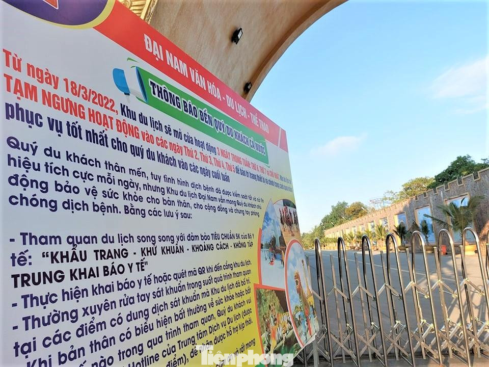 Bảng thông báo ghi mở cửa hoạt động từ thứ 6 đến chủ nhật hàng tuần nhưng hôm nay cửa Đại Nam trong tình trạng đóng