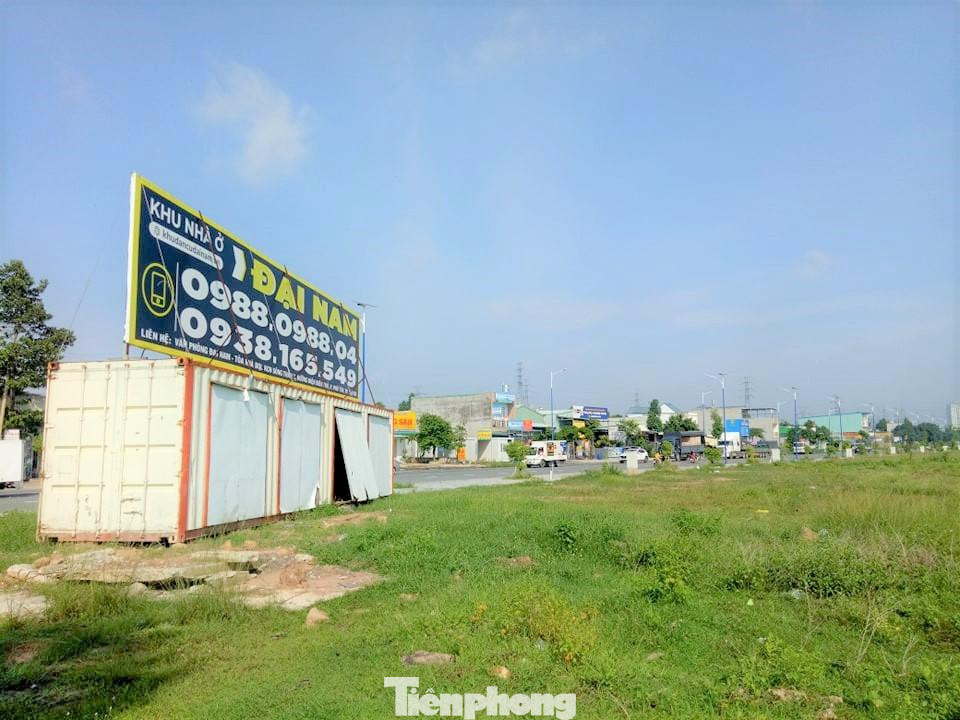 Về nguồn gốc đất, dự án Khu nhà ở Đại Nam trước đó được điều chỉnh giảm diện tích quy hoạch KCN Sóng Thần III từ 543 ha xuống còn 427 ha (giảm 107 ha). Sau khi có chủ trương chấp thuận của Thủ tướng Chính phủ, UBND tỉnh Bình Dương đã tổ chức rà soát, điều chỉnh, xây dựng quy hoạch chi tiết 1/500 đối với phần diện tích giảm từ KCN. Việc UBND tỉnh phê duyệt quy hoạch chi tiết tỷ lệ 1/500 Khu nhà ở Đại Nam tại Quyết định số 2717/QĐ-UBND ngày 9/10/2017 là phù hợp với chỉ đạo của Thủ tướng Chính phủ giảm diện tích KCN Sóng Thần III để làm khu dân cư.