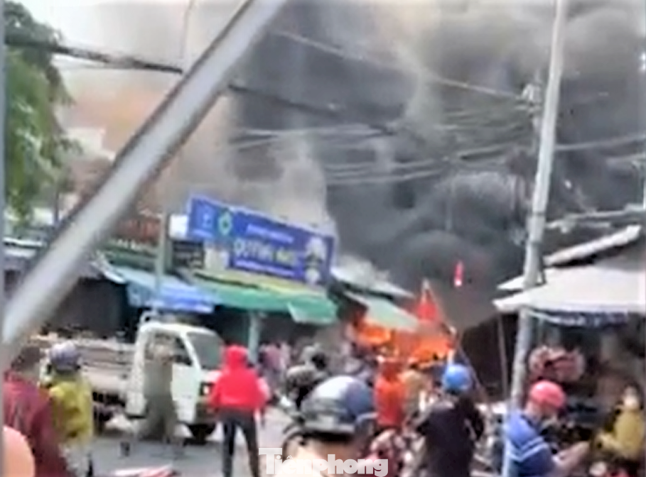 Khói bao trùm khu vực hỏa hoạn