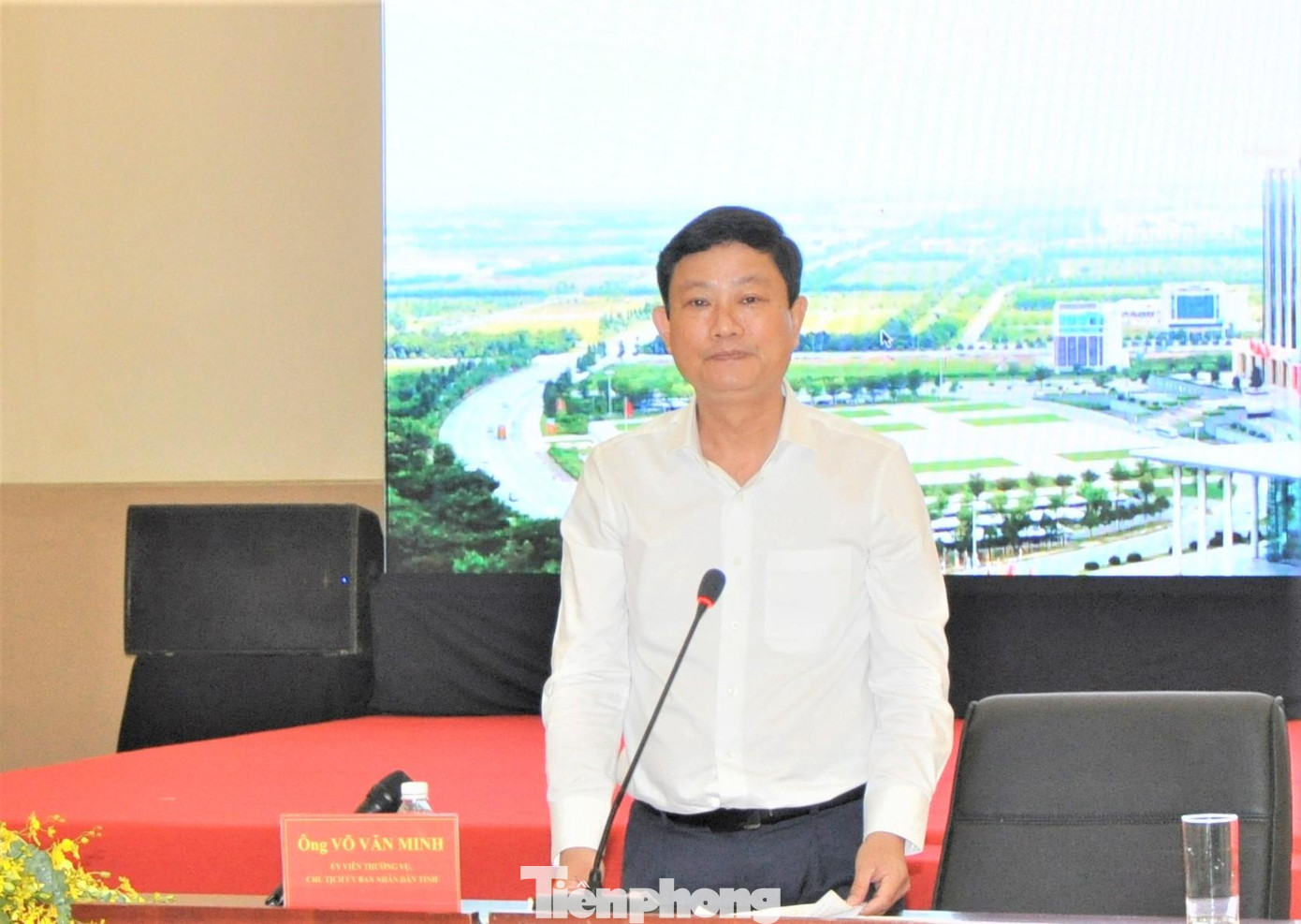 Chủ tịch UBND tỉnh Bình Dương Võ Văn Minh đề nghị các địa phương phối hợp ngành y tế thần tốc bao phủ vắc xin cho người dân