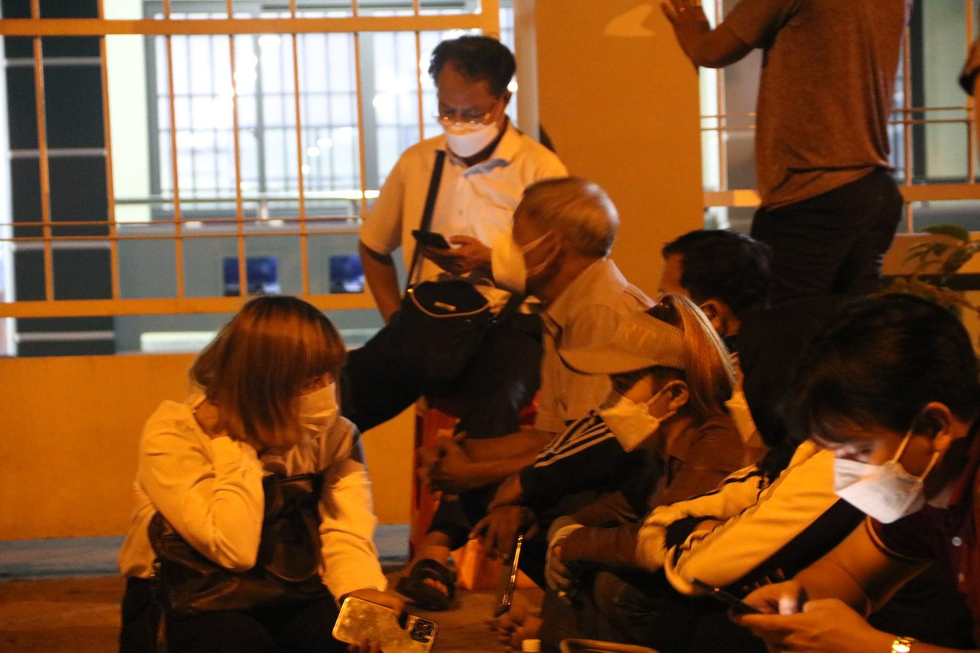 Người dân đi làm thủ tục hành chính từ sáng sớm phải ngồi chờ Ảnh: Đ.T Người dân đi làm thủ tục hành chính từ sáng sớm phải ngồi chờ Ảnh: Đ.T