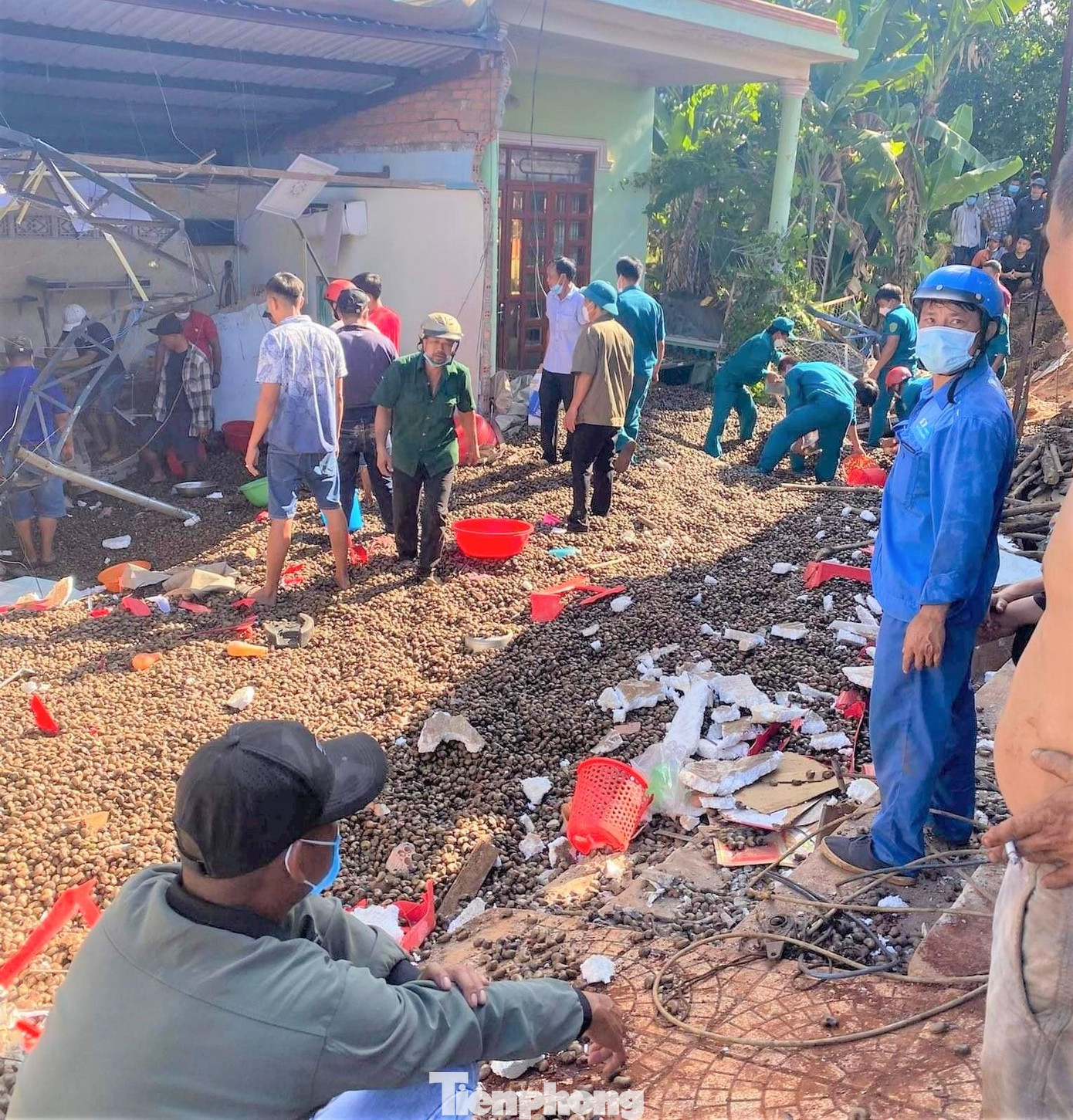 Lực lượng chức năng và người dân nỗ lực khắc phục sau vụ tai nạn Lực lượng chức năng và người dân nỗ lực khắc phục sau vụ tai nạn