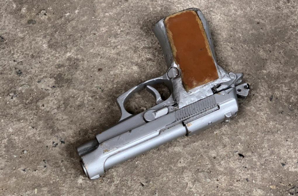Khẩu súng chứa 5 viên đạn tại hiện trường