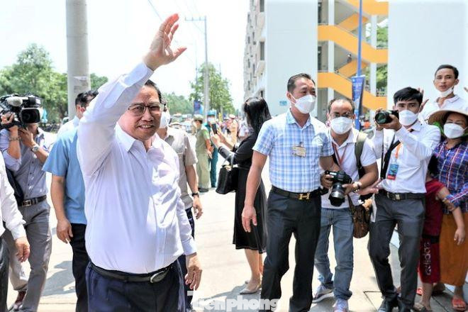Thủ tướng Phạm Minh Chính thăm hỏi cư dân tại nhà ở xã hội Định Hòa