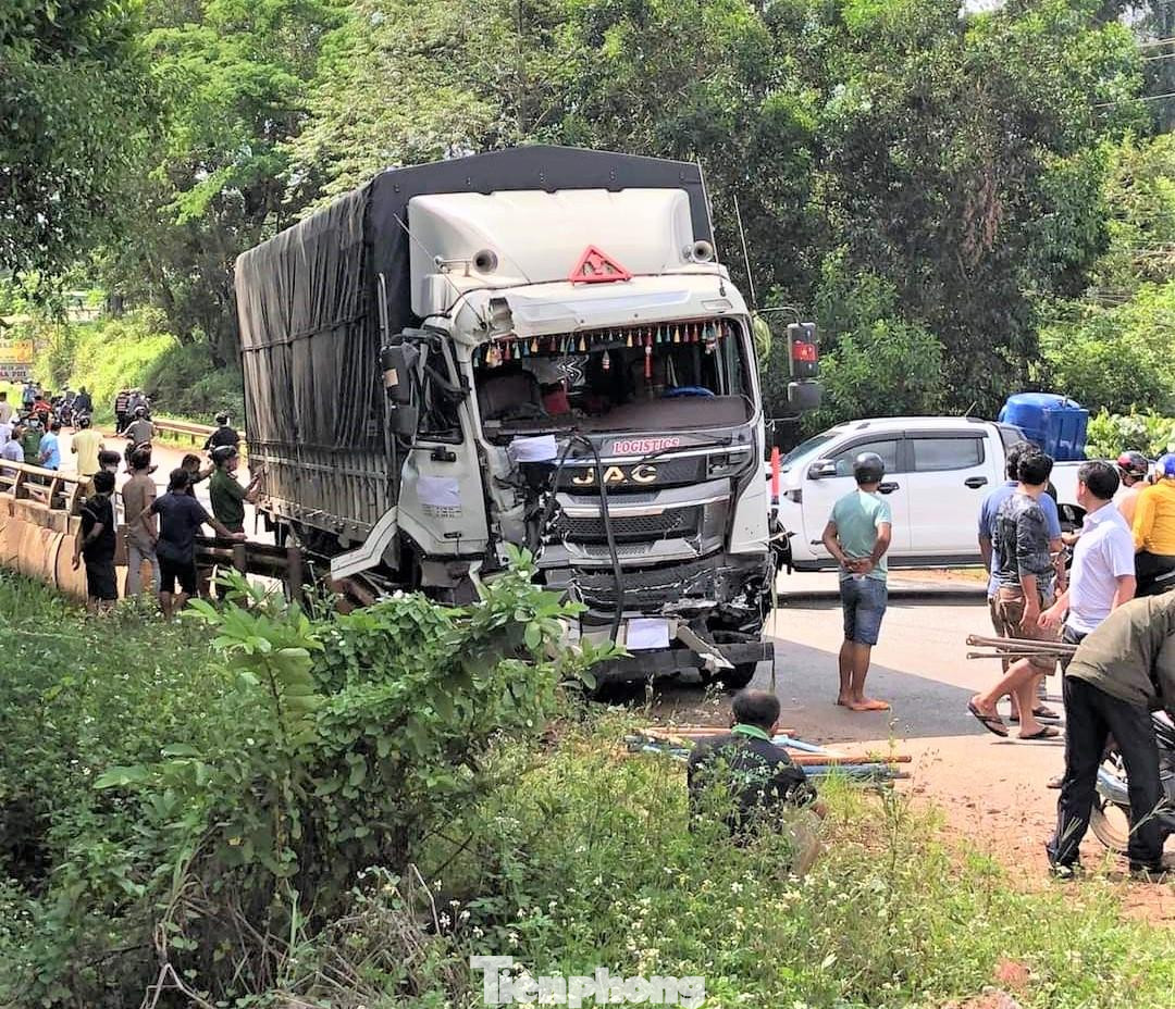 Vụ tai nạn khiến các tài xế bị thương, rất may người đi đường không ai bị thương. Nguyên nhân tai nạn đang được công an điều tra làm rõ.