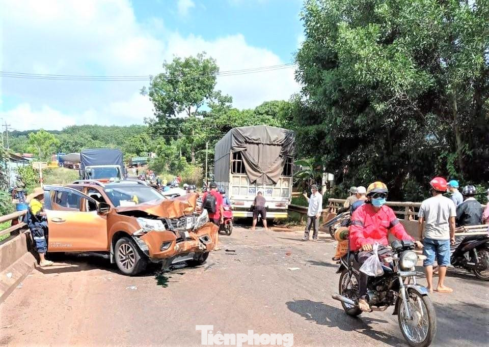 Vào thời điểm trên khi các phương tiện đang lưu thông thì bất ngờ chiếc xe bán tải mang biển kiểm soát TP.HCM va chạm với xe tải biển số tỉnh Đắk Lắk, sau đó 2 chiếc ô tô khác lao tới tông trúng, tạo ra vụ tai nạn liên hoàn. Theo ghi nhận, vụ tai nạn liên hoàn giữa hai ô tô bán tải và hai xe tải lớn khiến giao thông qua khu vực bị ùn ứ.