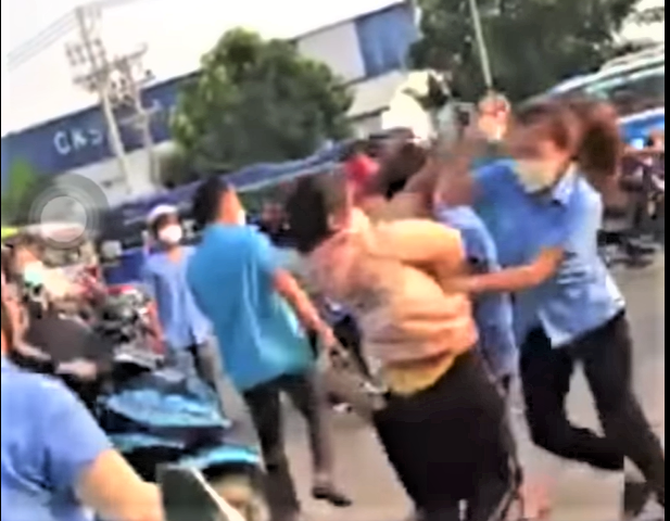 Cúc bị nhóm người tấn công nên dùng dao chống trả Ảnh: cắt từ clip