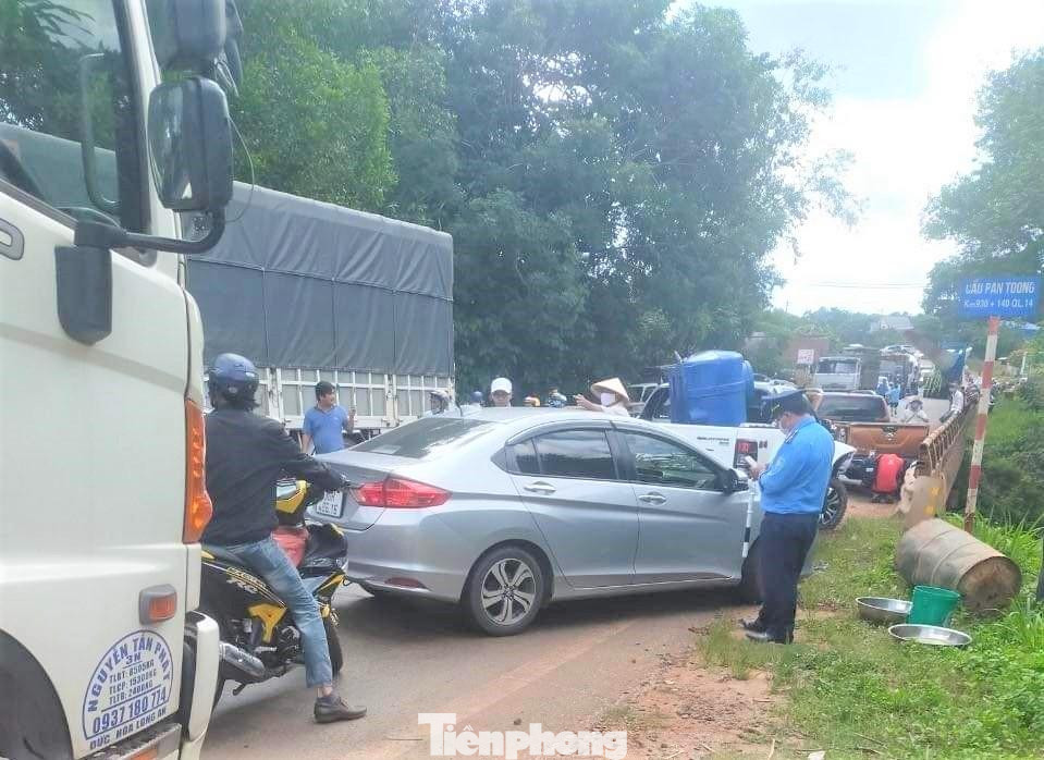 Người dân địa phương cho hay, trước khi xảy ra tai nạn, họ nghe tiếng bóp còi inh ỏi của nhiều ô tô, sau đó vang lên những tiếng va chạm rất lớn.