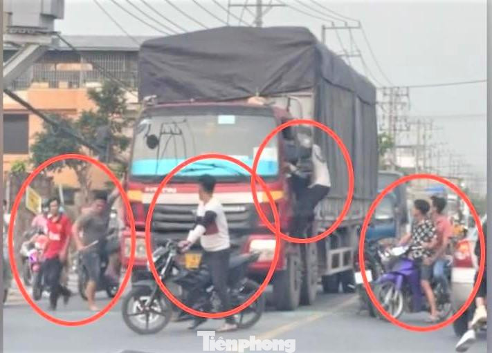 Khoảng 7 đối tượng chặn đầu xe tải rồi đập phá, hành hung tài xế