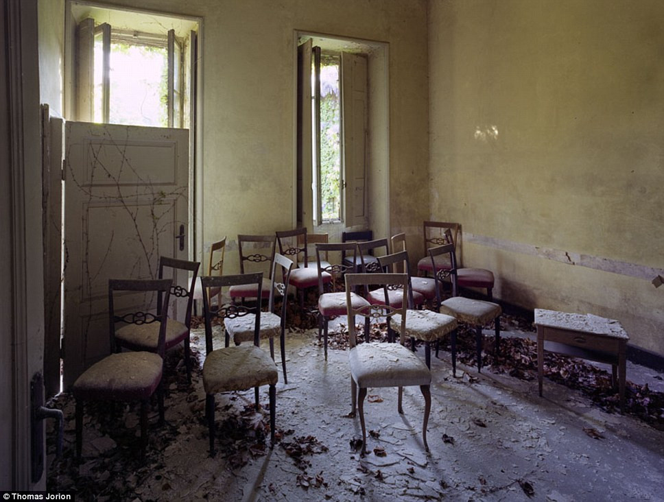  Những chiếc ghế còn sót lại nay đã bám đầy bụi bặm