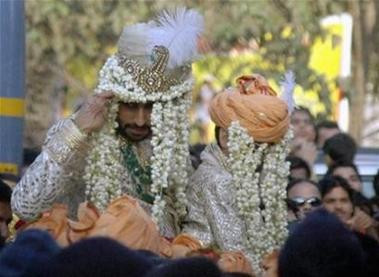 Trang phục vương giả của chú rể Chú rể và cô dâu qua cửa kính ô tô Cô dâu Aishwarya Rai - Hoa hậu thế giới năm 1994 Chiếc xe kết đầy hoa Công chúng đón chào chú rể Nhảy múa chào mừng trước nhà chú rể Đúng như một ông hoàng