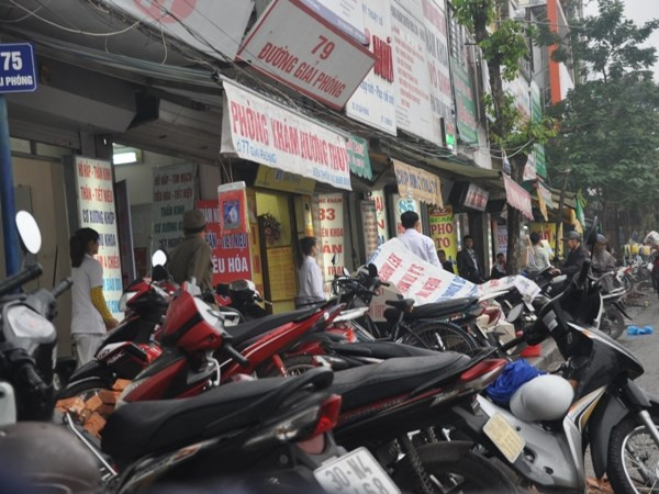 Các nhân viên y tế quan sát xuống đường để