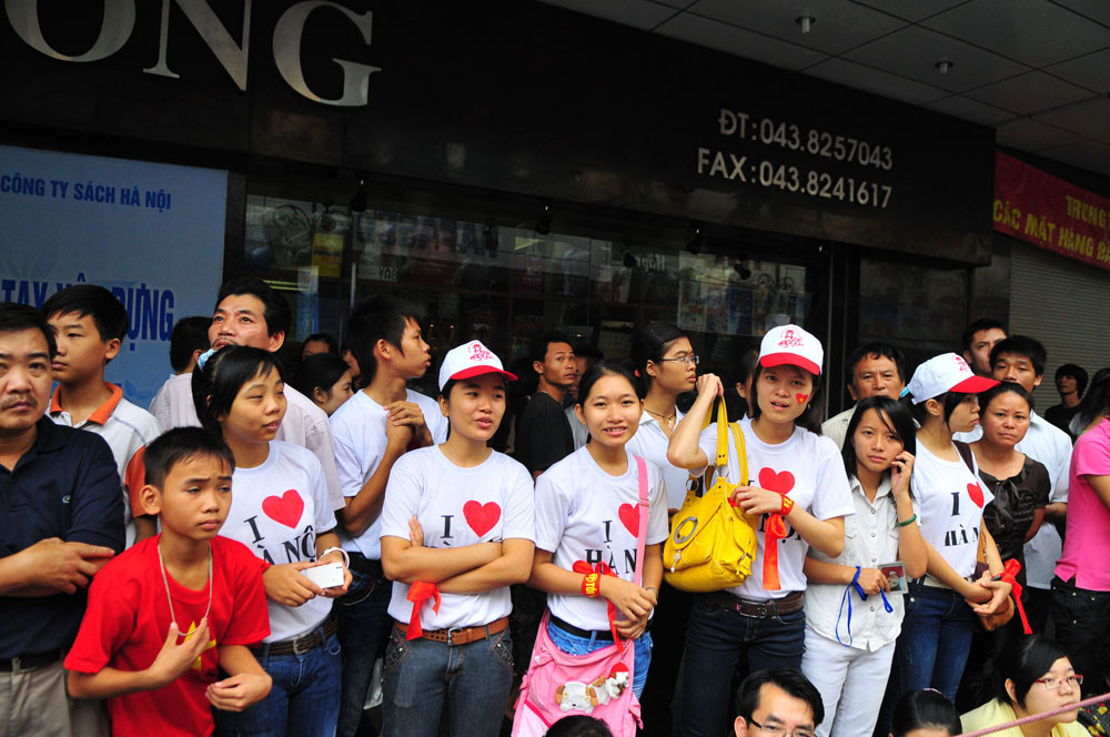 Nhiều bạn trẻ mặc áo phông với dòng chữ 