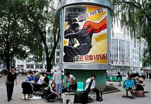 Khách sạn ở Triều Tiên có 3 cấp: cấp đặc biệt, cấp 1 và cấp 2, chứ không theo tiêu chuẩn 5 sao chung của quốc tế. Trên toàn Triều Tiên chỉ có ba khách sạn cấp đặc biệt, tương đương với khách sạn 3 sao. TV bắt được đài Phượng Hoàng ở Hong Kong và một đài của Nga, còn lại là các chương trình ca múa và kịch của Triều Tiên