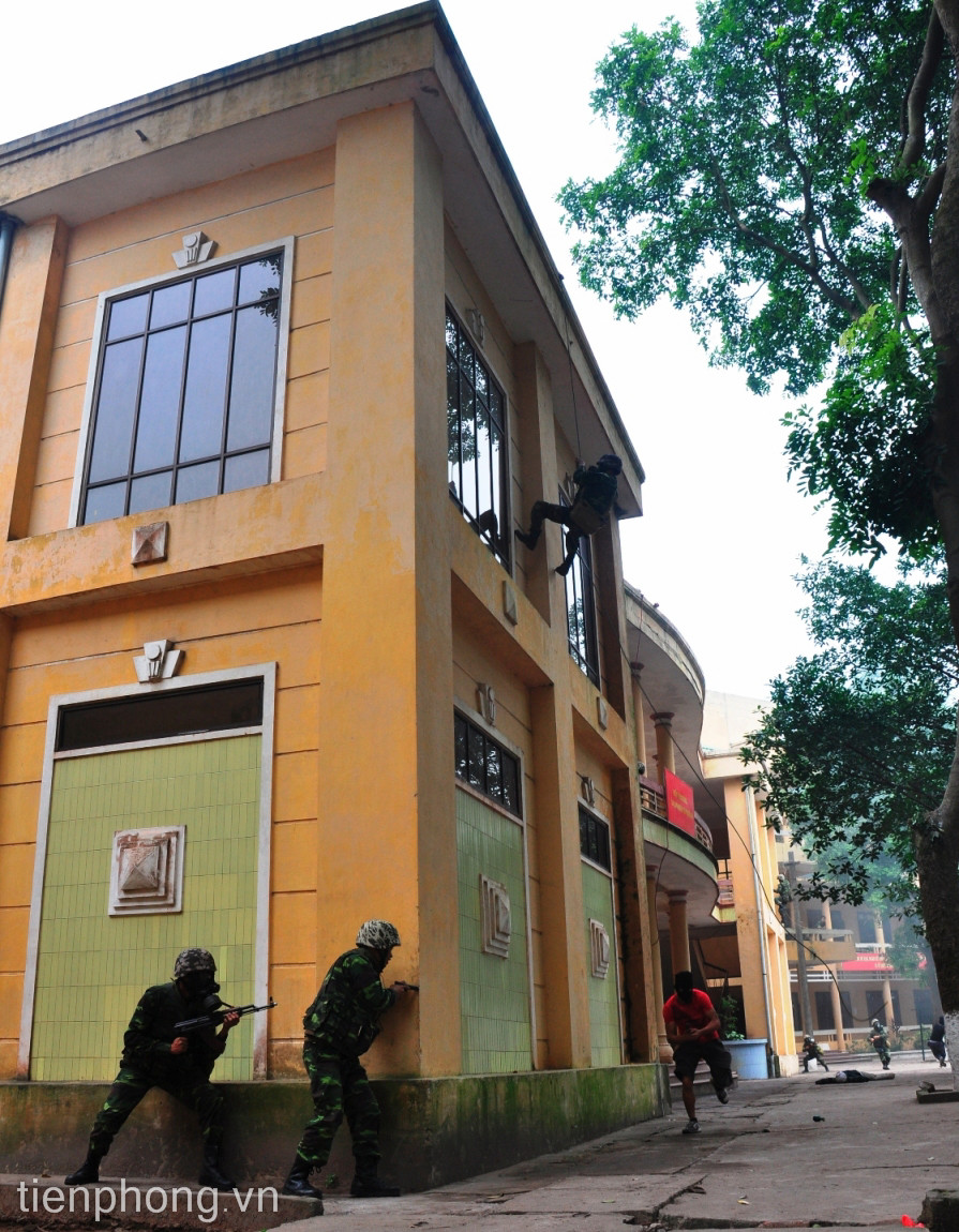  Tiếp cận, đột nhập nhà cao tầng giải cứu con tin 