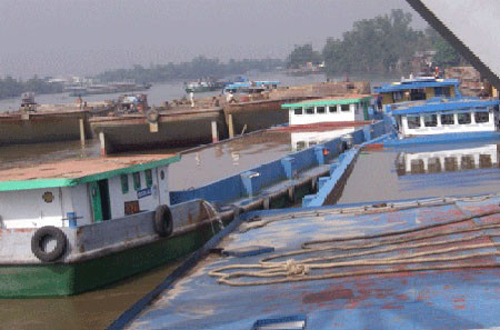 Chiếc sà lan tổ chức đánh bạc bị cơ quan CSĐT tạm giữ