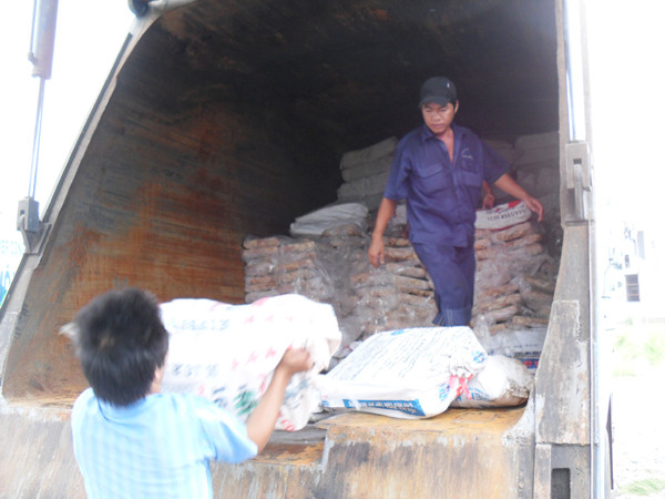 Thịt thối bị cơ quan chức năng tỉnh Bình Dương bắt giữ và đưa đi tiêu hủy hôm qua 20-4 Ảnh: S.Nguyễn