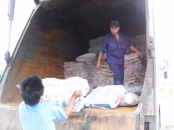 Thịt thối bị cơ quan chức năng tỉnh Bình Dương bắt giữ và đưa đi tiêu hủy hôm qua 20-4 Ảnh: S.Nguyễn