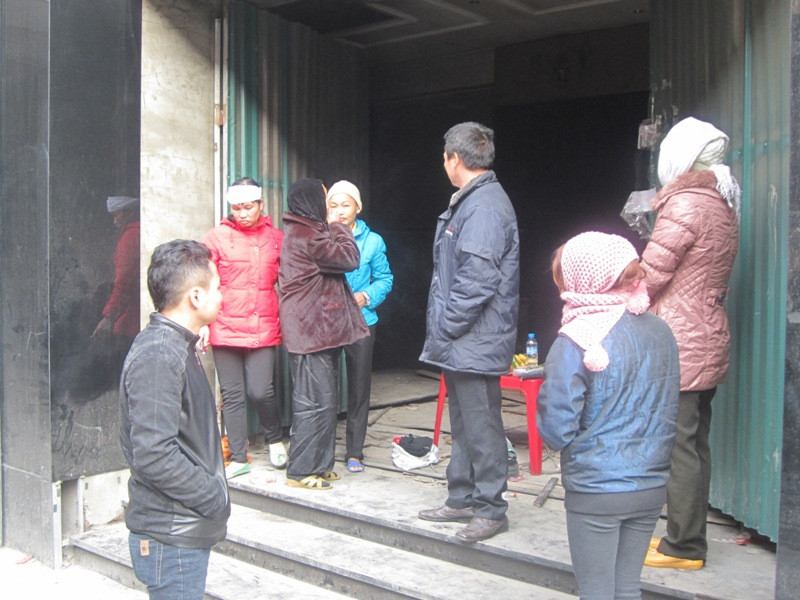 Gia đình hai vợ chồng thiệt mạng trong vụ hỏa hoạn đến thắp hương cho con