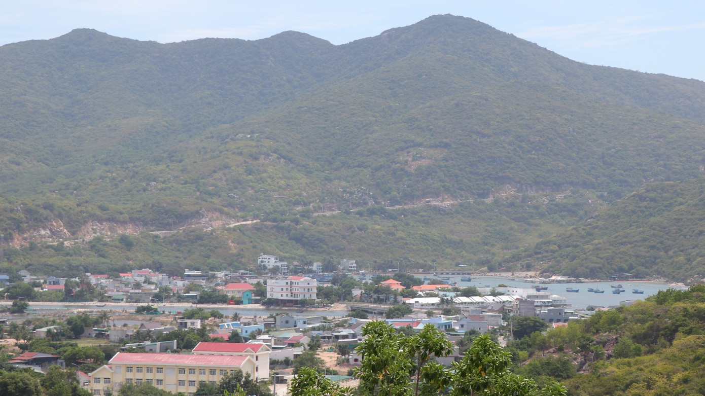 Nhiều khách sạn, nhà hàng được xây dựng trái phép tại khu vực vịnh Vĩnh Hy. Ảnh: L.H.