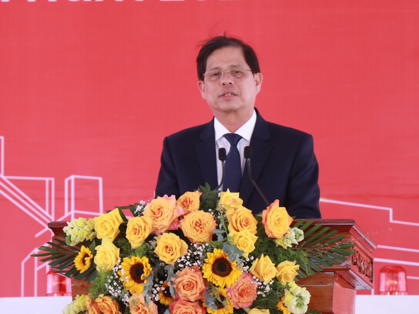 Chủ tịch UBND tỉnh Khánh Hòa Nguyễn Tấn Tuân phát lệnh khởi công dự án.