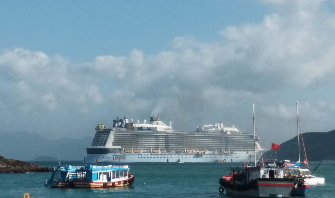 Tàu Spectrum of The Seas đang neo đậu tại vịnh Nha Trang. Ảnh: Việt Trường.