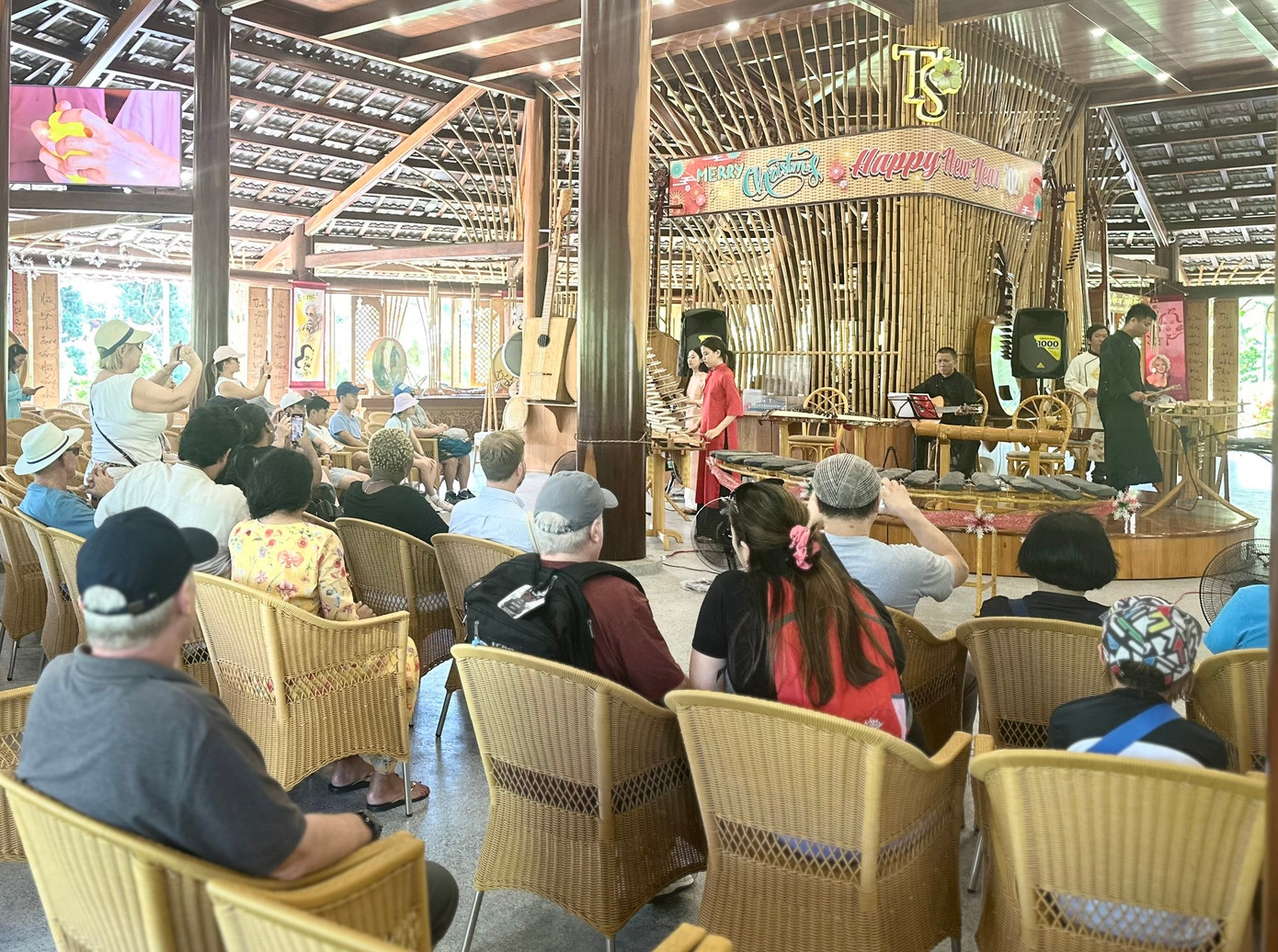 Du khách trên tàu Spectrum of The Seas nghe nhạc truyền thống tại Làng nghề Trường Sơn - Nha Trang. Ảnh: V.P.